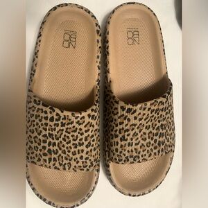 No Boundaries leopard slides